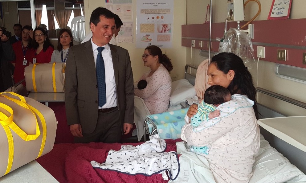 Autoridades presentaron en Valdivia renovado ajuar para recién nacidos