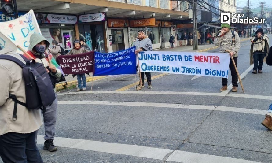 Vecinos de Bonifacio se manifiestan en Valdivia por demoras en entrega de jardín infantil