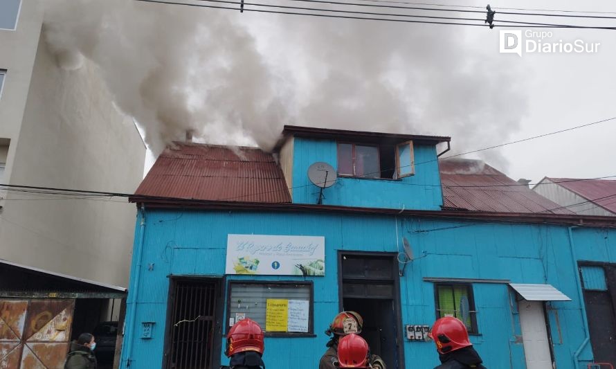 Reportan 5 personas damnificadas tras incendio en Beauchef con Aníbal Pinto