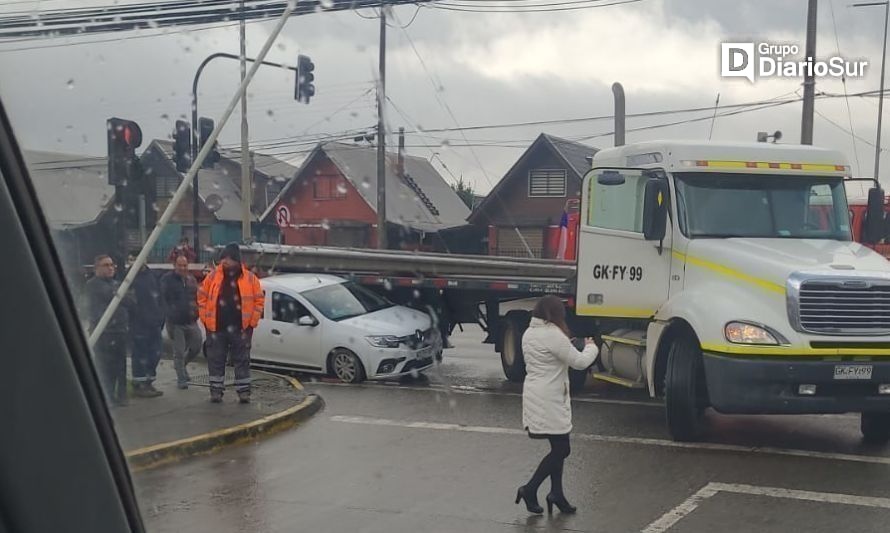Auto casi queda bajo la carrocería de un camión en Valdivia 