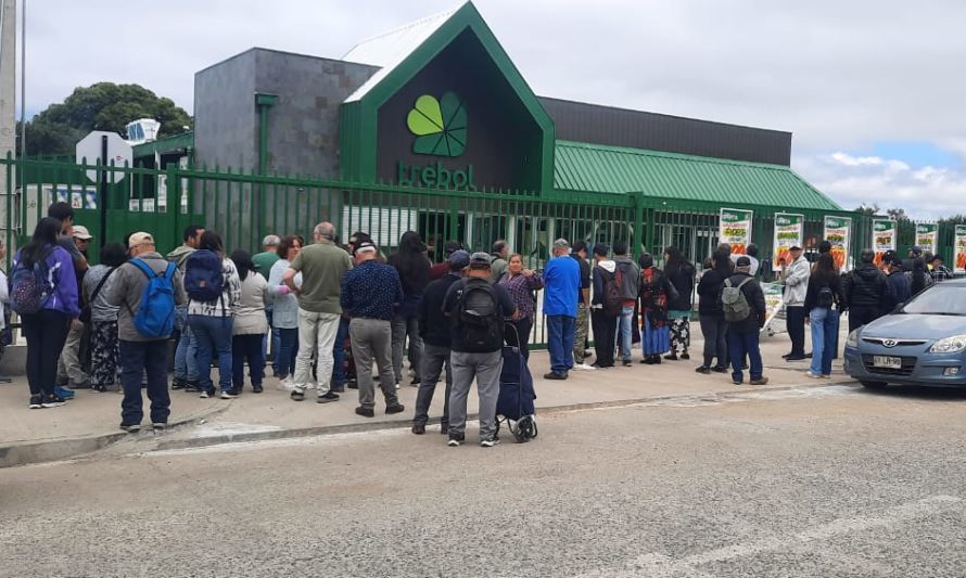 Futroninos hicieron fila esperando apertura de Supermercado Trébol