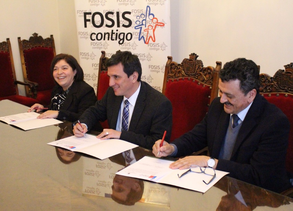 UACh y FOSIS firman convenio de colaboración en materia de sustentabilidad alimentaria