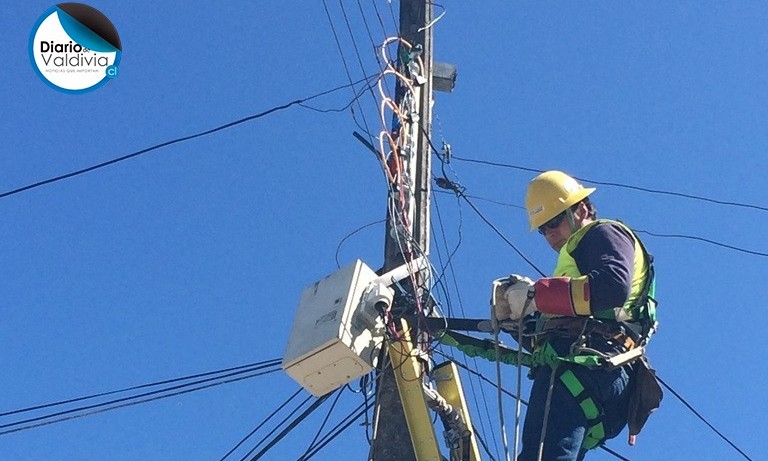 Llaman a no lanzar cotillón cerca de redes eléctricas por apagones e incendios