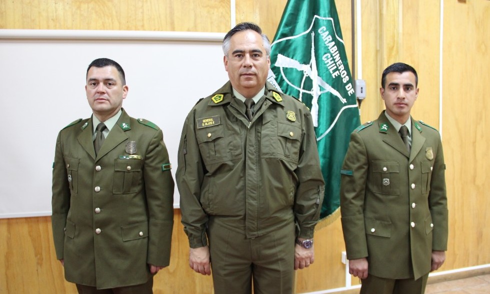 Carabineros que salvaron a 2 personas de un incendio en Valdivia fueron premiados por la institución