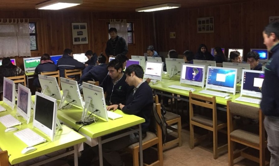 Alumnos de Liceo San Javier aprenden con tecnología geoespacial