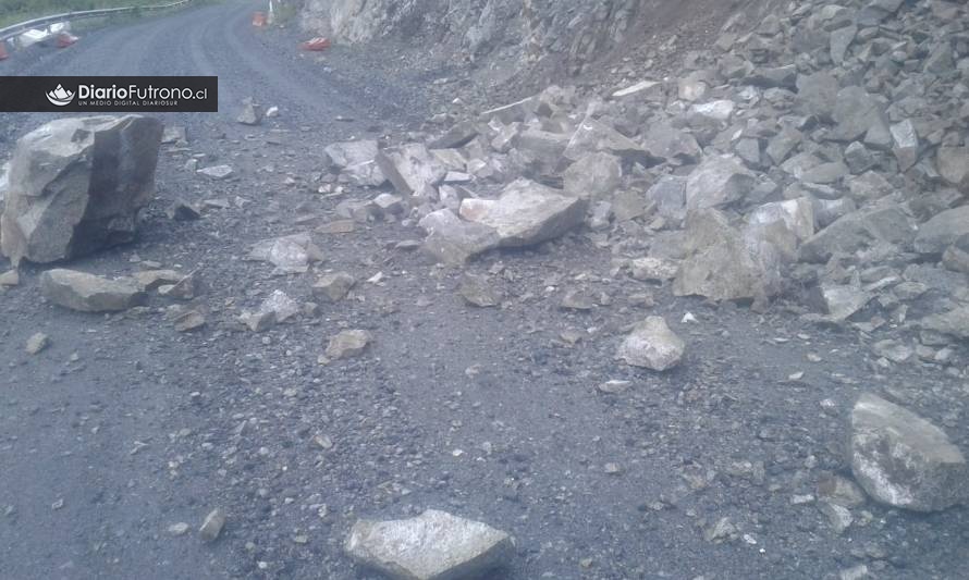Futrono:Acceso a Cerrillos bloqueado por caída de rocas