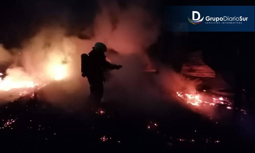 Fuego destruyó casa en sector rural de Futrono: voluntarios llegaron caminando