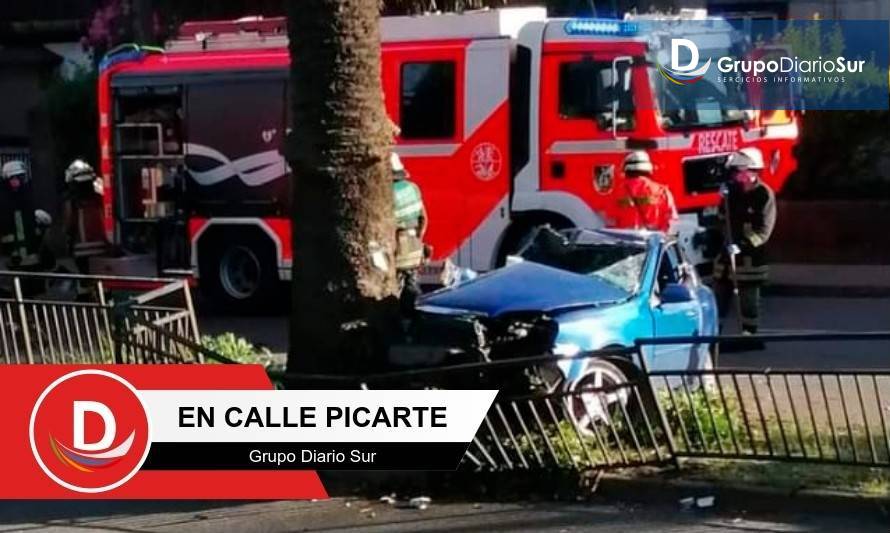 [ESTA NOCHE] Choque de automóvil con palmera dejó 2 muertos en Valdivia
