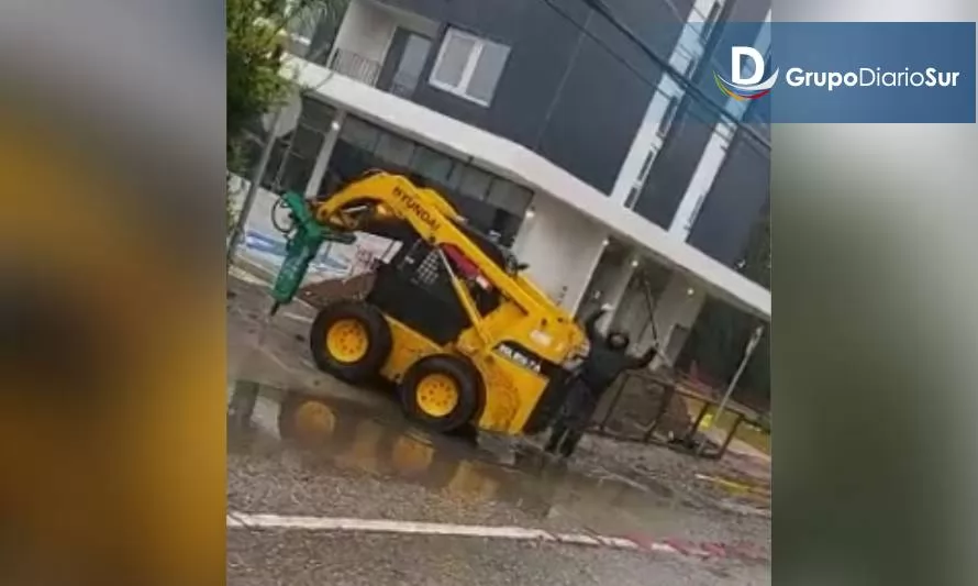 Al mal tiempo buena cara: trabajadores se divierten en medio de la lluvia en Valdivia