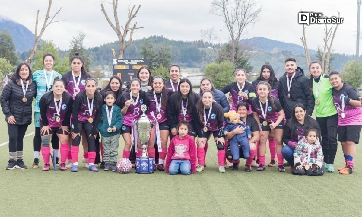 Entre Ríos de Curriñe, campeón regional femenino rural, disfruta su primera copa importante