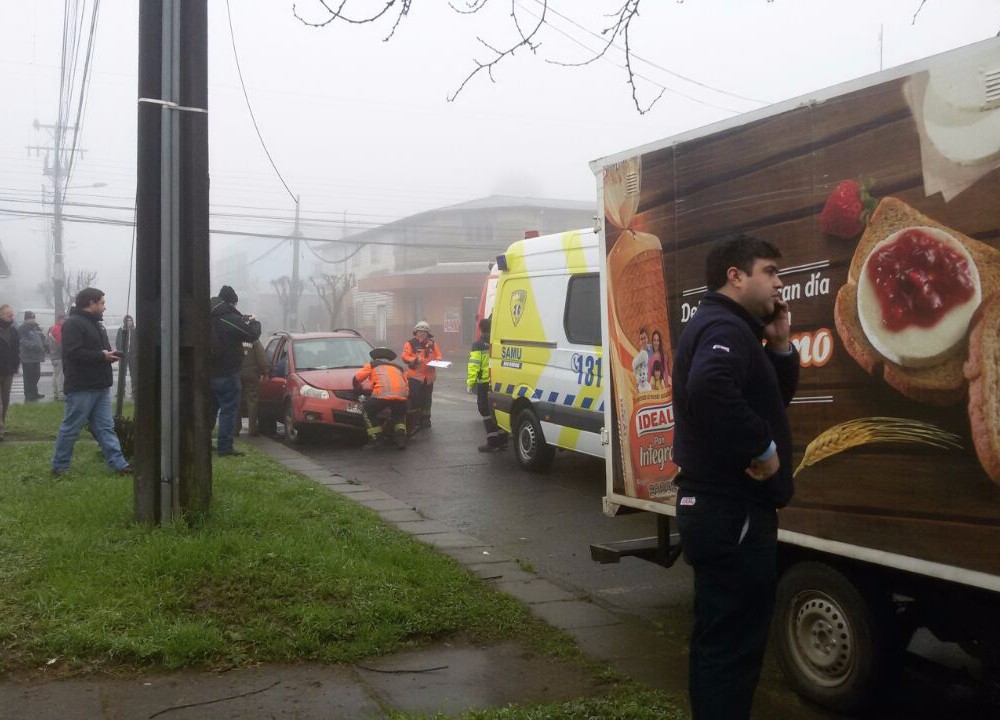 Accidente de tránsito en calle Ejército Libertador con Comercio de Río Bueno